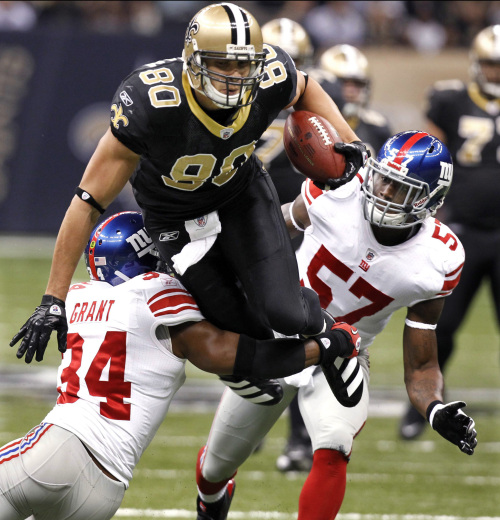<YONHAP PHOTO-1222> New Orleans Saints tight end Jimmy Graham (80) gains a first down on an 18-yard reception as New York Giants defensive back Deon Grant (34) and middle linebacker Jacquian Williams (57) defend during the first quarter of an NFL football game in New Orleans, Monday, Nov. 28, 2011. (AP Photo/Gerald Herbert)/2011-11-29 11:27:14/ <저작권자 ⓒ 1980-2011 ㈜연합뉴스. 무단 전재 재배포 금지.>
New Orleans Saints tight end Jimmy Graham gains a first down in the first quarter.  AP-Yonhap News