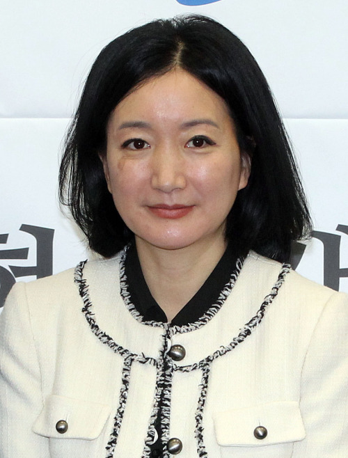 <YONHAP PHOTO-0370> 자유선진당 신임 문정림 대변인 (서울=연합뉴스) 임헌정 기자 = 28일 국회에서 자유선진당 심대평 대표로부터 임명장을 받은 신임 문정림 대변인. 신임 문 대변인은 대한의사협회 공보이사 겸 대변인 등을 지냈다. 2011.11.28 kane@yna.co.kr/2011-11-28 09:22:50/ <저작권자 ⓒ 1980-2011 ㈜연합뉴스. 무단 전재 재배포 금지.>
Moon Jeong-lim