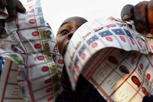 <YONHAP PHOTO-0305> Supporters of opposition candidate Etienne Tshisekedi parade what they claim are badly printed fraudulent photocopies of election ballots they say they found in the Bandal commune in Kinshasa, Democratic Republic of Congo, Monday Nov. 28, 2011. Polls opened in Congo's capital as the government of this nation pummeled by war vowed to go ahead with its much-anticipated presidential and parliamentary election despite massive logistical challenges. As day broke on Monday, a trickle gathered outside polling stations as residents waited to take part in a presidential and legislative election that could further consolidate the country's peace, or else drag it back into conflict. (AP Photo/Jerome Delay)/2011-11-29 06:25:18/ <저작권자 ⓒ 1980-2011 ㈜연합뉴스. 무단 전재 재배포 금지.>
Supporters of opposition candidate Etienne Tshisekedi parade what they claim are badly printed fraudulent photocopies of election ballots they say they found in the Bandal commune in Kinshasa, Monday.  AP-Yonhap News
Supporters of opposition candidate Etienne Tshisekedi parade what they claim are badly printed fraudulent photocopies of election ballots they say they found in the Bandal commune in Kinshasa, Monday.  AP-Yonhap News