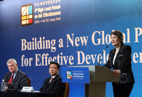 <YONHAP PHOTO-1116> 환영사하는 헬렌 클라크 UNDP 총재 (부산=연합뉴스) 이정훈 기자 = 개발원조 분야의 '올림픽'으로 꼽히는 부산 세계개발원조총회가 공식일정에 들어간 29일 부산 벡스코에서 열린 전체회의에서 헬렌 클라크 유엔개발계획(UNDP) 총재가 환영사를 하고 있다. 2011.11.29 uwg806@yna.co.kr/2011-11-29 10:49:27/ <저작권자 ⓒ 1980-2011 ㈜연합뉴스. 무단 전재 재배포 금지.>
Helen Clark, administrator of the United Nations Development Program, delivers a welcoming speech at the opening plenary session of the Fourth High-Level Forum on Aid Effectiveness at the BEXCO Convention Center in Busan on Tuesday. On the left is Brian Atwood, chair of the Development Assistance Committee of the OECD, and at the center is Korea’s Vice Foreign Minister Min Dong-seok.   Yonhap News