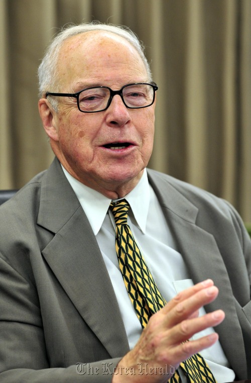 블릭스 전 IAEA사무총장<br />김명섭 기자 msiron@
Hans Blix, former director-general of the International Atomic Energy Agency, speaks during an interview with the Korean press in Seoul on Monday.
Kim Myung-sub/The Korea Herald