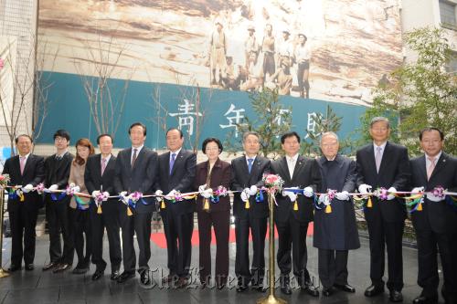Ruling party lawmaker Chung Mong-joon (fifth from left), Asan Sharing Foundation chairman Chung Chin-hong (second from right), Employment and Labor Minister Lee Chae-pil (fourth from right), Small & Medium Business Administrator Kim Dong-sun (far right), Soongsil University president Kim Dae-keun (fifth from right) and other participants cut the tape at a ceremony for the charity’s institution to support entrepreneurs in Seoul on Tuesday.  Hyundai Heavy Industries
