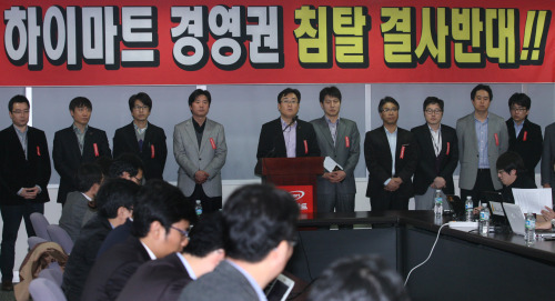 <YONHAP PHOTO-1553> 하이마트비대위 "경영권 보장했었다" (서울=연합뉴스) 하이마트 비상대책위원회 김종윤 위원장이 29일 오전 서울 대치동 본사에서 열린 기자회견에서 경영권 분쟁과 관련한 기자들의 질문에 답하고 있다. 비대위는 유진과 '코리아CE홀딩스(Korea CE Holdings)사이에 작성된 영문 계약서를 공개했다. 2011.11.29 utzza@yna.co.kr/2011-11-29 14:07:23/ <저작권자 ⓒ 1980-2011 ㈜연합뉴스. 무단 전재 재배포 금지.>
An ad-hoc panel supporting Hi Mart CEO Sun Jong-koo holds a news conference at the company’s headquarters in southern Seoul on Tuesday.  Yonhap News