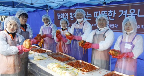 남영선(오른쪽 두 번째) (주)한화 대표는 지난 29일 임직원 50여명과 함께 서울 성동종합사회복지관을 방문해 김장김치 1200포기를 담그고 성동구에 거주하는 독거노인 및 생계가 어려운 저소득층 가정에 직접 배달하는 자원봉사활동을 펼쳤다.