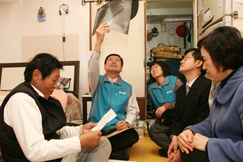 서울아산병원(병원장 박성욱ㆍ왼쪽부터 두 번째)은 지난 28~29일 서울 송파 지역 독거노인 20가구를 직접 방문해 쌀, 반찬, 이불 등의 월동물품을 전달하고 난방비를 지원하는 나눔활동을 펼쳤다.