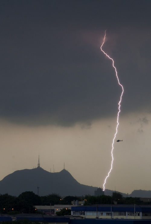 <YONHAP PHOTO-0284> Lightning flashes before a heavy rain storm over Sao Paulo, Brazil, Tuesday Nov. 29, 2011. (AP Photo/Andre Penner)/2011-11-30 06:05:21/ <저작권자 ⓒ 1980-2011 ㈜연합뉴스. 무단 전재 재배포 금지.>\r\n<YONHAP PHOTO-0284> Lightning flashes before a heavy rain storm over Sao Paulo, Brazil, Tuesday Nov. 29, 2011. (AP Photo/Andre Penner)/2011-11-30 06:05:21/ <저작권자 ⓒ 1980-2011 ㈜연합뉴스. 무단 전재 재배포 금지.>