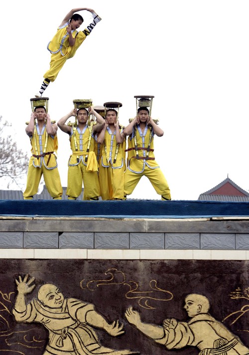 <YONHAP PHOTO-2540> (111129) -- ZHENGZHOU, Nov. 29, 2011 (Xinhua) -- Students of a kungfu school show Shaolin Kungfu in Dengfeng, central China's Henan Province, Apr. 20, 2008. 48 kungfu schools including about 60 thousands students created a prosperous kungfu industry in Dengfeng. As the origin of Shaolin Kungfu, Dengfeng has planed to become an international tourism city of kungfu till 2020. (Xinhua/Wang Song) (zkr)/2011-11-29 20:44:20/ <저작권자 ⓒ 1980-2011 ㈜연합뉴스. 무단 전재 재배포 금지.>\r\n<YONHAP PHOTO-2540> (111129) -- ZHENGZHOU, Nov. 29, 2011 (Xinhua) -- Students of a kungfu school show Shaolin Kungfu in Dengfeng, central China's Henan Province, Apr. 20, 2008. 48 kungfu schools including about 60 thousands students created a prosperous kungfu industry in Dengfeng. As the origin of Shaolin Kungfu, Dengfeng has planed to become an international tourism city of kungfu till 2020. (Xinhua/Wang Song) (zkr)/2011-11-29 20:44:20/ <저작권자 ⓒ 1980-2011 ㈜연합뉴스. 무단 전재 재배포 금지.>