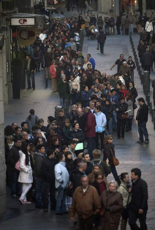 <YONHAP PHOTO-0261> People queue up to buy "El Gordo" lottery tickets in downtown Madrid November 29, 2011. Millions are out of work and a recession looms, all the more reason for Spaniards to dig deep into their pockets to gamble on the famous El Gordo (Fat One) Christmas lottery, the world's biggest jackpot, which will make a record payout this year. This year alone the El Gordo Draw will pay out 2.5 billion euros to over 1,202,490 cash prize winners in Spain and around the world. First prize is worth 4 million euros, the highest amount ever and up 33 percent from a year ago. Sales are expected to match last year's despite the economic crisis, said lottery operator Loterias y Apuestas del Estado (LAE). REUTERS/Juan Medina (SPAIN - Tags: SOCIETY BUSINESS)/2011-11-30 05:55:55/ <저작권자 ⓒ 1980-2011 ㈜연합뉴스. 무단 전재 재배포 금지.>\r\n<YONHAP PHOTO-0261> People queue up to buy "El Gordo" lottery tickets in downtown Madrid November 29, 2011. Millions are out of work and a recession looms, all the more reason for Spaniards to dig deep into their pockets to gamble on the famous El Gordo (Fat One) Christmas lottery, the world's biggest jackpot, which will make a record payout this year. This year alone the El Gordo Draw will pay out 2.5 billion euros to over 1,202,490 cash prize winners in Spain and around the world. First prize is worth 4 million euros, the highest amount ever and up 33 percent from a year ago. Sales are expected to match last year's despite the economic crisis, said lottery operator Loterias y Apuestas del Estado (LAE). REUTERS/Juan Medina (SPAIN - Tags: SOCIETY BUSINESS)/2011-11-30 05:55:55/ <저작권자 ⓒ 1980-2011 ㈜연합뉴스. 무단 전재 재배포 금지.>