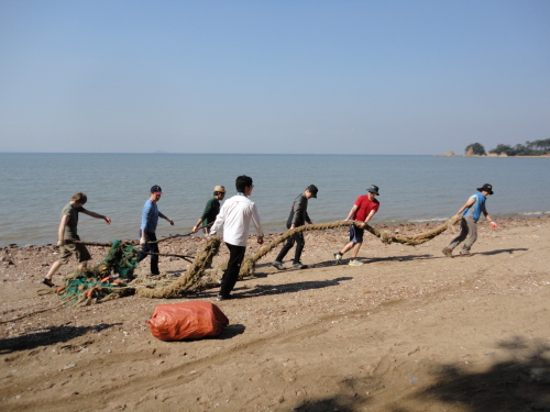 Sharing page picture
Volunteers help at a previous Daebudo cleanup event.  KMEMC