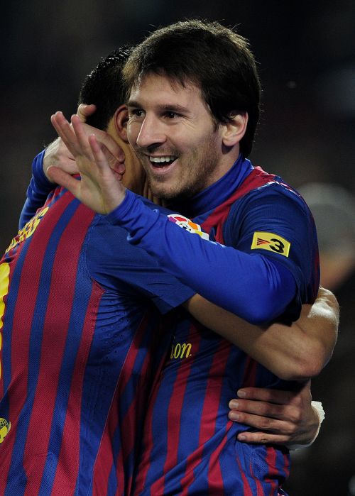<YONHAP PHOTO-0340> Barcelona's Argentinian forward Lionel Messi (R) is congratuled by his teamate Barcelona's Chilean forward Alexis Sanchez (L) after scoring during the Spanish league football match FC Barcelona vs Rayo Vallecano on November 29, 2011 at the Camp Nou stadium in Barcelona. AFP PHOTO/ JOSEP LAGO /2011-11-30 06:24:25/ <저작권자 ⓒ 1980-2011 ㈜연합뉴스. 무단 전재 재배포 금지.>
Barcelona’s Lionel Messi celebrates his goal against Rayo Vallecano.  AFP-Yonhap News
