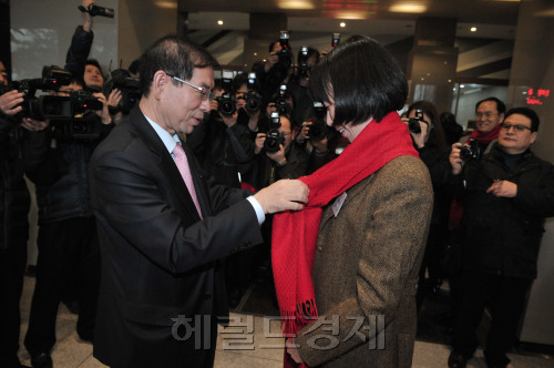 30일 박원순 서울시장이 다산홀에서 열린 '희망온돌 프로젝트 발대식'에 참석,일일시장으로 임명된 임은선씨에게 희망머플러를 둘러주고 있다.<br />정희조 기자/checho@heraldm.com 111130\r\n30일 박원순 서울시장이 다산홀에서 열린 '희망온돌 프로젝트 발대식'에 참석,일일시장으로 임명된 임은선씨에게 희망머플러를 둘러주고 있다.\n정희조 기자/checho@heraldm.com 111130\r\n서울시청 1층 다산플라자에서 30일 열린 ‘희망온돌 프로젝트 발대식’에서 박원순 시장이 ‘제1호 일일시장’으로 임명된 임은선씨에게 희망의 목도리를 둘러주고 있다. 임씨는 이날 오후 2시까지 박 시장과 함께 공식일정을 수행했다.    \n 정희조 기자/checho@heraldm.com
