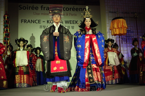 Miss Korea pageant winner and actress Honey Lee (right) showcases Korea’s traditional court costume for Joseon’s royal wedding during the Korea-France Week 2011 at the InterContinental Hotel Paris, Tuesday.  Presidential Council on Nation Branding