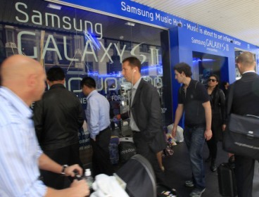 People walk by a Samsung store in Sydney. (AP-Yonhap News)