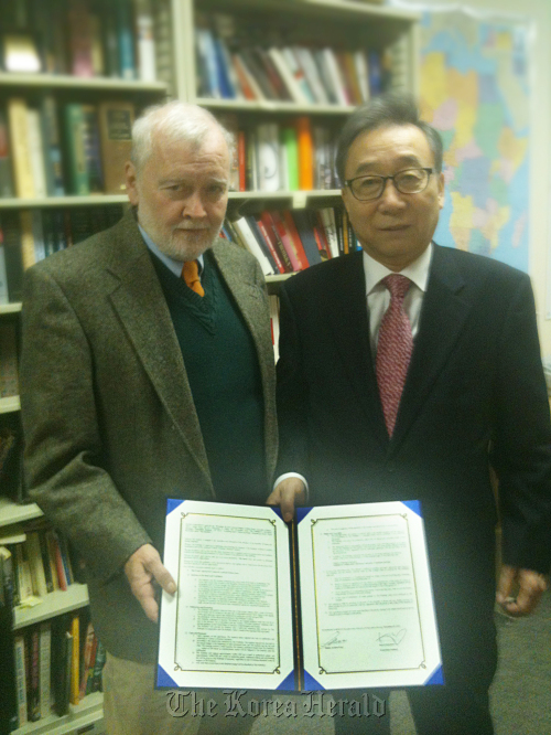 Dalkey Archive Press founder John O’Brien (left) poses with Korea Literature Translation Institute director Kim Joo-yeon after signing an agreement to jointly publish a new Korean literature series in English, at Dalkey Archive Press at Champaign, Illinois on Nov. 22. KLTI