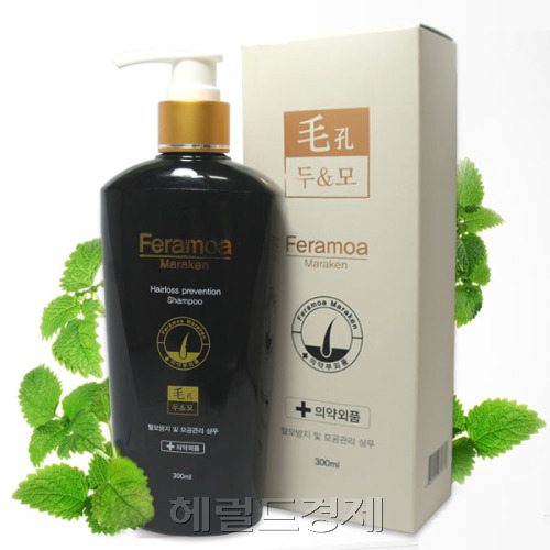 헤어애드(대표 이한용)는 발모촉진ㆍ탈모방지ㆍ두피질환 등에 효과가 있는 기능성 샴푸 ‘훼라모아 마라켄 두앤모 샴푸’<사진>를 출시한다고 30일 밝혔다. \r\n이 제품은 한국미용화장품이 탈모방지 및 발모촉진용 조성물 개발로 특허(제10-0762413호)를 받은 기술을 바탕으로 개발됐다. \r\n특허 요약서에 “천연 항균물질인 산초 또는 계피를 당귀ㆍ홍삼ㆍ해조ㆍ감초 성분과 혼합함으로써 두피질환에 효과가 있으며, 탈모를 방지하고 발모를 촉진하는 데 효과적인 조성물을 제공한다”고 돼 있다. \r\n샴푸 사용시 1차 샴푸를 한 다음 가볍게 씻어낸 뒤 2차 샴푸시에는 두피를 가볍게 마사지하며 충분히 씻어내면 된다. 린스는 별도로 사용할 필요는 없다.\r\n가격은 300ml 기준 3만3000원. 이달 16일까지 신제품 출시를 기념, 상품을 1개 구매하면 추가로 1개를 증정하는 원플러스원(1+1) 행사를 실시한다. \r\n온라인으로 다이렉트세일점케이알(www.directsale.kr), 지마켓, 11번가, 옥션에서 구입할 수 있다. 자세한 사항은 유통총판인 ㈜코윈스 홈페이지를 참조하면 된다