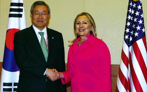 Foreign Minister Kim Sung-hwan (left) and U.S. Secretary of State Hillary Clinton shake hands before their meeting at the BEXCO exhibition center in Busan on Wednesday. (Joint Press Corps)