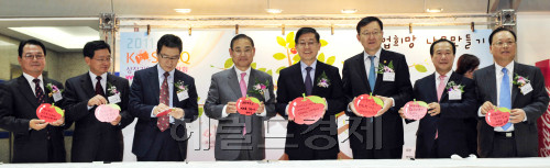 헤럴드경제가 주최하는 2011 상장기업 취업박람회가 30일 서울 강남구 삼성동 코엑스 B홀에서 열려 김황식 국무총리, 홍석우 지식경제부장관, 유병창 헤럴드미디어 대가 취업 희망나무에 메세지를 남기고 있다.<br /> 김명섭 기자 msiron@
