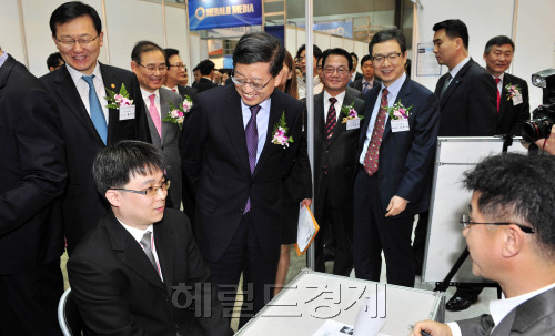 헤럴드경제가 주최하는 2011 상장기업 취업박람회가 30일 서울 강남구 삼성동 코엑스 B홀에서 열려 김황식 국무총리가 부스를 돌아보며 취업지원자들을 격려하고 있다.<br /> 김명섭 기자 msiron@\r\n30일 코엑스에서 열린 ‘2011 코스닥 상장기업 채용박람회’를 찾은 김황식 국무총리와 홍석우 지식경제부장관이 부스를 돌아보며 현장에서 면접을 보고 있는 취업 희망자를 격려하고 있다.  김명섭 기자/msiron@heraldm.com