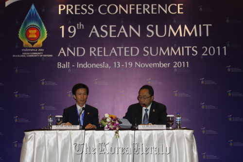 Korea Forest Service Minister Lee Don-koo (left) and Indonesia Forestry Minister Zulkifli Hasan hold a press conference on the establishment of the Asian Forest Cooperation Organization, or AFoCO, during the 19th ASEAN Summit and the 14th Korea-ASEAN Summit in Bali, from Nov. 13-19.       KFS