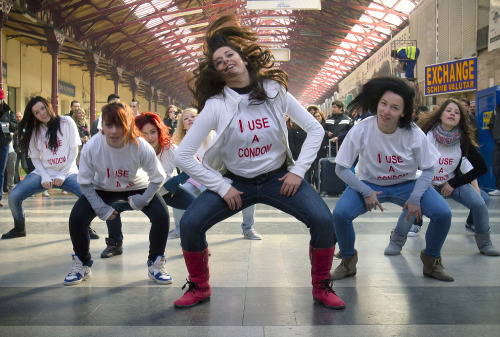 <YONHAP PHOTO-2897> Romanian medical students dance during a flash mob event to raise awareness to the risk of being infected with the HIV virus, at the main railway station in Bucharest, Romania, Wednesday, Nov. 30, 2011, one day ahead of World AIDS Day on Dec. 1. According to non governmental organizations supporting those infected, more than 10,000 people live with AIDS in Romania but the actual number could be much higher as testing for the infection is not popular among Romanians. In 2011, according to monitoring reports 15 percent more infections were registered.(AP Photo/Vadim Ghirda)/2011-11-30 23:30:18/ <저작권자 ⓒ 1980-2011 ㈜연합뉴스. 무단 전재 재배포 금지.>\r\n<YONHAP PHOTO-2897> Romanian medical students dance during a flash mob event to raise awareness to the risk of being infected with the HIV virus, at the main railway station in Bucharest, Romania, Wednesday, Nov. 30, 2011, one day ahead of World AIDS Day on Dec. 1. According to non governmental organizations supporting those infected, more than 10,000 people live with AIDS in Romania but the actual number could be much higher as testing for the infection is not popular among Romanians. In 2011, according to monitoring reports 15 percent more infections were registered.(AP Photo/Vadim Ghirda)/2011-11-30 23:30:18/ <저작권자 ⓒ 1980-2011 ㈜연합뉴스. 무단 전재 재배포 금지.>