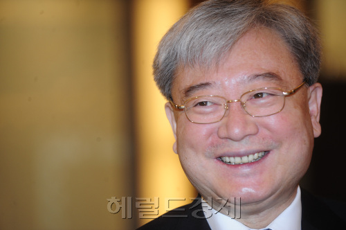 김석동 금융위원장이 10일 오전 서울 소공동 웨스틴조선호텔에서 열린 제34회 보험경영인 조찬회의 참석해 환하게 웃고 있다. 이 날 김 위원장은 회의에 앞서 대량 예금인출 사태를 겪는 프라임저축은행에 대해 가능한 모든 방안을 강구해서 지원하겠다고 밝혔다. 박해묵 기자/mook@heraldm.com