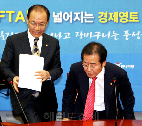 1일 국회에서 열린 한나라당 비공개 최고위원회의에서 홍준표 대표가 모두발언을 하고 있다. 박현구 기자phko@heraldm.com 2011.12.01\r\n의원연찬회에서 ‘홍준표 대표 체제’가 재신임을 받았지만, 당내에서는 연일 홍 대표의 자진 사퇴 요구가 끊이지 않고 있다. 퇴진 요구가 쏟아진 1일 비공개 최고위원회의에서 홍 대표가 엉거주춤한 자세로 자리에 앉고 있다.  박현구 기자phko@