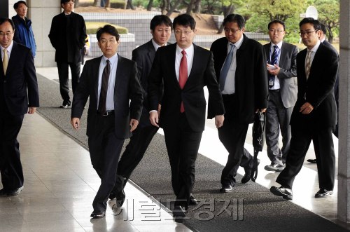 거액의 횡령 혐의를 받고 있는 최재원 SK그룹 수석 부회장이 피의자성 참고인 신분으로 1일 오전 검찰에 소환되고 있다. 박해묵 기자/mook@heraldm.com\r\n거액의 횡령 혐의를 받고 있는 최재원 SK그룹 수석 부회장이 피의자성 참고인 신분으로 1일 오전 검찰에 소환되고 있다. 박해묵 기자/mook@heraldm.com\r\n거액의 횡령 혐의를 받고 있는 최재원 SK그룹 수석 부회장이 피의자성 참고인 신분으로 1일 오전 검찰에 소환되고 있다. 박해묵 기자/mook@heraldm.com