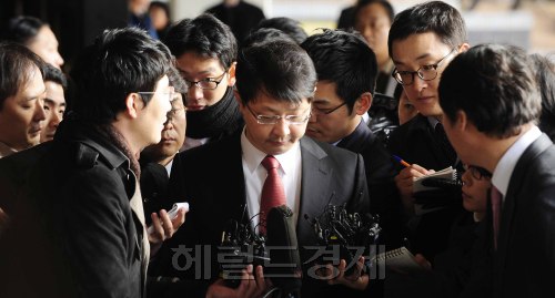 거액의 횡령 혐의를 받고 있는 최재원 SK그룹 수석 부회장이 피의자성 참고인 신분으로 1일 오전 검찰에 소환되고 있다. 박해묵 기자/mook@heraldm.com\r\n거액의 횡령 혐의를 받고 있는 최재원 SK그룹 수석 부회장이 피의자성 참고인 신분으로 1일 오전 검찰에 소환되고 있다. 박해묵 기자/mook@heraldm.com\r\n거액의 횡령 혐의를 받고 있는 최재원 SK그룹 수석 부회장이 피의자성 참고인 신분으로 1일 오전 검찰에 소환되고 있다. 박해묵 기자/mook@heraldm.com\r\n회삿돈을 횡령한 혐의를 받고 있는 최재원 SK그룹 수석 부회장이 1일 서울검찰청사로 출두하고 있다. 최 부회장은 “성실히 조사에 임하겠다”고 말했다.   박해묵 기자/mook@
