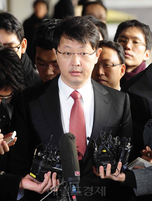 거액의 횡령 혐의를 받고 있는 최재원 SK그룹 수석 부회장이 피의자성 참고인 신분으로 1일 오전 검찰에 소환되고 있다. 박해묵 기자/mook@heraldm.com
SK Group vice chairman Chey Jae-won walks into a prosecutor’s office in Seoul on Thursday. Park Hae-mook/The Korea Herald