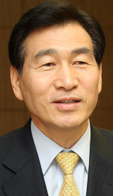 이동대<사진> 신한은행 부행장(기업부문장)은 “담보 및 재무적 관점에만 얽매이지 않고 기업의 성장성이나 미래 가치 창출 능력에 따른 지원이 가능하도록 할 예정”이라고 밝혔다.\r\n이 부행장은 헤럴드경제 인터뷰에서 “내년에는 내수 경기 침체 및 각종 경제지표가 악화될 가능성이 크다고 한다. 자금 여력이 부족한 중소기업들의 어려움이 예상된다”며 이같이 말했다. 글로벌 금융위기의 후유증으로 상당 기간 저성장 단계로 진입할 것으로 보인다는 지적이다. 그는 이어 “장기 거래 우수 기업에 대한 지원이나 일시적 어려움에 봉착한 중소기업에 대해 금융 차원에서 따뜻한 최대한의 지원을 아끼지 않을 것”이라고 강조했다.