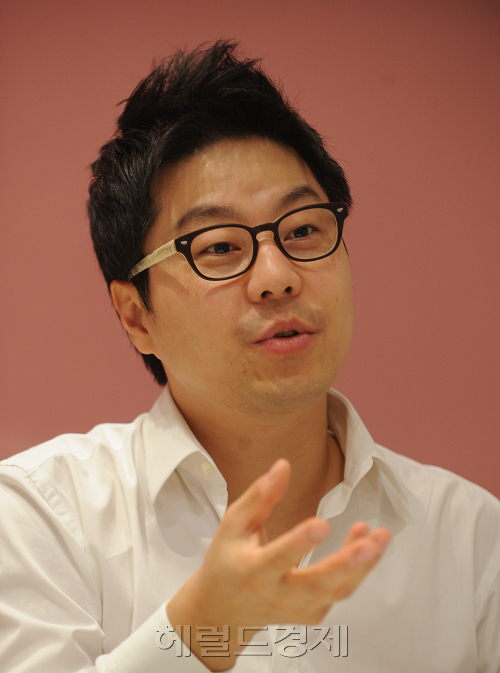 이모션 정주형대표 인터뷰.<br />이상섭 기자. babtong@heraldm.com 2011.11.25\r\n이모션 정주형대표 인터뷰.\n이상섭 기자. babtong@heraldm.com 2011.11.25\r\n이모션 정주형대표 인터뷰.\n이상섭 기자. babtong@heraldm.com 2011.11.25
