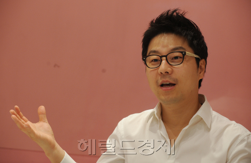이모션 정주형대표 인터뷰.<br />이상섭 기자. babtong@heraldm.com 2011.11.25\r\n이모션 정주형대표 인터뷰.\n이상섭 기자. babtong@heraldm.com 2011.11.25\r\n이모션 정주형대표 인터뷰.\n이상섭 기자. babtong@heraldm.com 2011.11.25