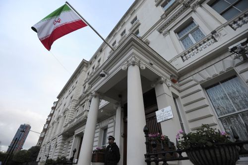 <YONHAP PHOTO-0224> A police officer stands guard outside the Iranian embassy in central London, on November 30, 2011. Britain has ordered the closure of the Iranian embassy in London and has shut its mission in Tehran after it was attacked by protesters, Foreign Secretary William Hague said on November 30. AFP PHOTO / CARL COURT /2011-12-01 02:12:08/ <저작권자 ⓒ 1980-2011 ㈜연합뉴스. 무단 전재 재배포 금지.>
A police officer stands guard outside the Iranian embassy in central London, on Wednesday. AFP-Yonhap News