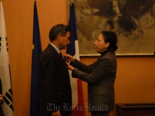 Air France-KLM Incheon Airport head Lee Young-kil (left) receives an award from French Ambassador to Korea Elisabeth Laurin last week in Seoul.