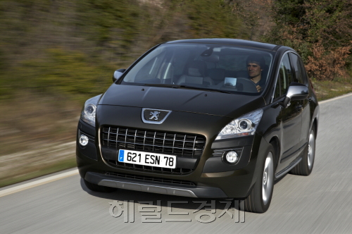 프랑스 자동차 브랜드 푸조(PEUGEOT)의 한국 공식수입원 한불모터스는 푸조의 최신 친환경 기술인 e-HDi(micro-hybrid e-HDi)가 적용된 SUV ‘3008 Active (악티브) e-HDi’를 출시한다고 1일 밝혔다. \r\n3008 Active (악티브) e-HDi의 가격은 부가세(VAT) 포함 3990만원이다