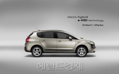 프랑스 자동차 브랜드 푸조(PEUGEOT)의 한국 공식수입원 한불모터스는 푸조의 최신 친환경 기술인 e-HDi(micro-hybrid e-HDi)가 적용된 SUV ‘3008 Active (악티브) e-HDi’를 출시한다고 1일 밝혔다. \r\n3008 Active (악티브) e-HDi의 가격은 부가세(VAT) 포함 3990만원이다
