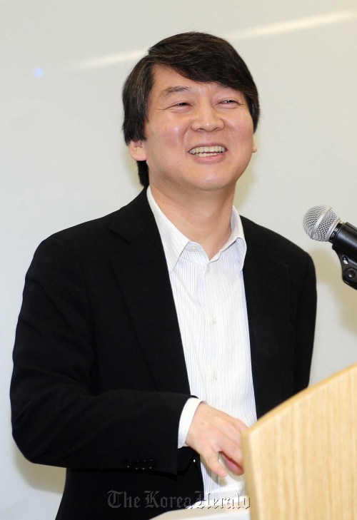 안철수 서울대 융합과학기술대학장이 1일 오전 경기도 판교 안철수연구소 사옥에서 열린 안철수연구소 사회공헌팀 신설 기자회견에 참석한 뒤 퇴장하고 있다. 이 날 안 원장은 정당 창당이나 강남출마설은 전혀 가능성이 없다고 밝혔다. 박해묵 기자/mook@heraldm.com
Ahn Cheol-soo