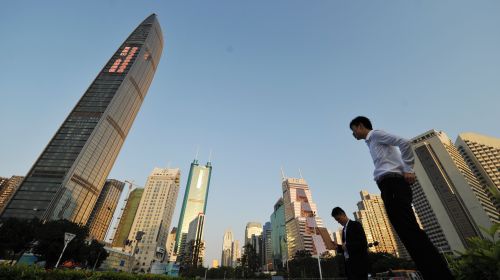 <YONHAP PHOTO-0732> Two businesmen talk between skyscrapers in the southern Chinese city of Shenzhen in the province of Guangdong on November 30, 2011. Shenzhen, once a small fishing village is at the heart of China's industrial growth and is one of the fastest-growing cities in the world. AFP PHOTO/Peter PARKS /2011-12-01 09:19:46/ <저작권자 ⓒ 1980-2011 ㈜연합뉴스. 무단 전재 재배포 금지.>
Two businessmen talk in the Chinese city of Shenzhen in Guangdong province, Wednesday.  AFP-Yonhap News