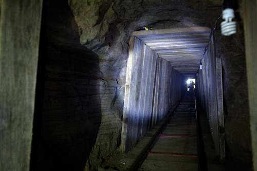 <YONHAP PHOTO-0722> ** CORRECTS LENGTH OF THE TUNNEL ** View from inside a tunnel recently found in the northern border city of Tijuana, Mexico, Wednesday Nov. 30, 2011. A day earlier, the tunnel was discovered by U.S. authorities in San Diego's Otay Mesa area, the latest in a spate of secret passages found to smuggle drugs from Mexico. This tunnel is a 600-yard passage linking warehouses in San Diego and Tijuana and is equipped with lighting and ventilation. (AP Photo/Alex Cossio)/2011-12-01 09:18:41/ <저작권자 ⓒ 1980-2011 ㈜연합뉴스. 무단 전재 재배포 금지.>
View from inside a cross-border drug tunnel recently found in the northern border city of Tijuana, Mexico on Wednesday. AP-Yonhap News