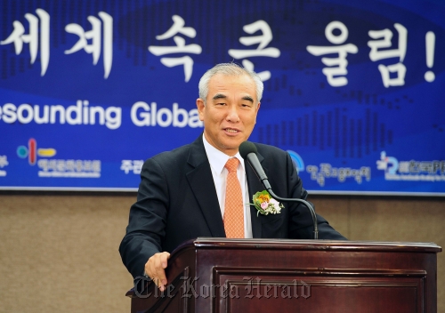 Culture Minister Choe Kwang-shik gives a welcoming speech at the Korea Culture and Information Service seminar on Thursday.  Culture Ministry