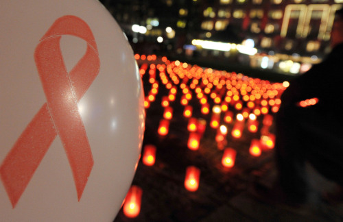 <YONHAP PHOTO-0684> (111130) -- BERLIN, Nov. 30, 2011 (Xinhua) -- Candles are seen in Wittenbergplatz square during an event to show love and care for HIV and AIDS carriers in Berlin, Germany, Nov. 30, 2011. (Xinhua/Ma Ning)/2011-12-01 08:48:10/ <저작권자 ⓒ 1980-2011 ㈜연합뉴스. 무단 전재 재배포 금지.>
Candles are seen in Wittenbergplatz Square during an event to show love and care for those suffering from HIV and AIDS in Berlin, Wednesday.    Xinhua-Yonhap News