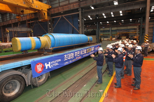 Hyundai Steel staff celebrate the super-wide steel plate roller export to India’s Essar Steel on Thursday at Hyundai’s Pohang factory.                               Hyundai Steel
Hyundai Steel staff celebrate the super-wide steel plate roller export to India’s Essar Steel on Thursday at Hyundai’s Pohang factory.                               Hyundai Steel