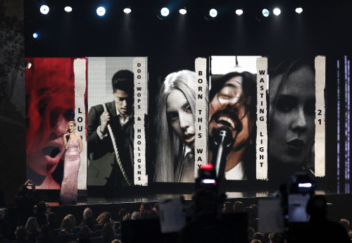<YONHAP PHOTO-1331> Katy Perry announces the album of the year at the Grammy Nominations Concert on Wednesday, Nov. 30, 2011 in Los Angeles. (AP Photo/Matt Sayles) /2011-12-01 13:51:58/ <저작권자 ⓒ 1980-2011 ㈜연합뉴스. 무단 전재 재배포 금지.>