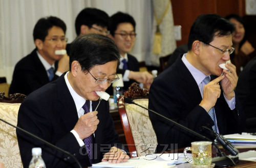 김황식 국무총리가 2일 오전 세종로 정부중앙청사에서 열린 국가정책조정회의를 주재하고 있다. 김 총리는 100회를 맞은 국가정책조정회의를 기념해 만든 떡을 참석자들에게 권하며 회의를 진행했다. 박해묵 기자/mook@heraldm.com\r\n김황식 국무총리가 2일 오전 세종로 정부중앙청사에서 열린 국가정책조정회의를 주재하고 있다. 김 총리는 100회를 맞은 국가정책조정회의를 기념해 만든 떡을 참석자들에게 권하며 회의를 진행했다. 박해묵 기자/mook@heraldm.com\r\n김황식 국무총리가 2일 오전 세종로 정부중앙청사에서 열린 국가정책조정회의를 주재하고 있다. 김 총리는 100회를 맞은 국가정책조정회의를 기념해 만든 떡을 참석자들에게 권하며 회의를 진행했다. 박해묵 기자/mook@heraldm.com\r\n100회째를 맞은 국가정책조정회의를 기념, 2일 백설기를 준비한 김황식(앞줄 왼쪽) 총리가 참석자들에게 떡을 권하고 있다. \r\n 박해묵 기자/mook@heraldm.com