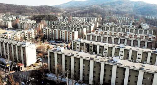 최근 강남 개포지구의 정비구역 지정이 대거 보류되는 등 대외 악재에 따라 가격이 눈에 띄게 하락하고 있는 강남권 재건축 사업지들이 오는 7일 도계위에서 논의될 개포주공3단지의 정비구역 지정 안건과 송파구 가락시영아파트의 종상향 안건에 주목하고 있다. 안건의 처리 여부에 따라 서울시의 재건축 사업에 대한 정책적 방향이 가늠될 것으로 보인다. 사진은 개포주공 아파트 전경.