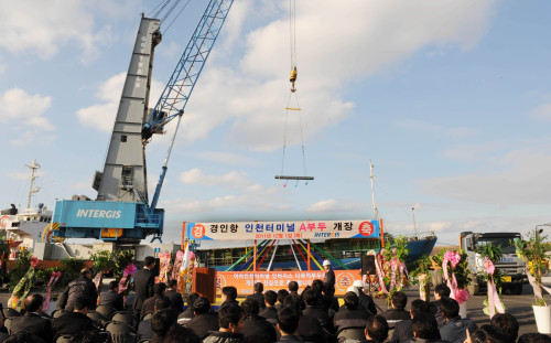 한국수자원공사(사장 김건호)는 1일 경인아라뱃길 인천터미날에서 화물선시범운항 취항식을 갖고 3일 부터 국내 최초 내륙뱃길인 경인아라뱃길에 화물선 시범운항을 실시한다. 부산으로 첫 출항하는 화물선(제니스 크라운호, 3,300DWT)에 대형크레인이 철재를 선적하고 있다.\r\n한국수자원공사(사장 김건호)는 1일 경인아라뱃길 인천터미날에서 화물선시범운항 취항식을 갖고 3일 부터 국내 최초 내륙뱃길인 경인아라뱃길에 화물선 시범운항을 실시한다. 부산으로 첫 출항하는 화물선(제니스 크라운호, 3,300DWT)에 대형크레인이 철재를 선적하고 있다.\r\n한국수자원공사(사장 김건호)는 1일 경인아라뱃길 인천터미날에서 화물선시범운항 취항식을 갖고 3일 부터 국내 최초 내륙뱃길인 경인아라뱃길에 화물선 시범운항을 실시한다. 부산으로 첫 출항하는 화물선(제니스 크라운호, 3,300DWT)에 대형크레인이 철재를 선적하고 있다.