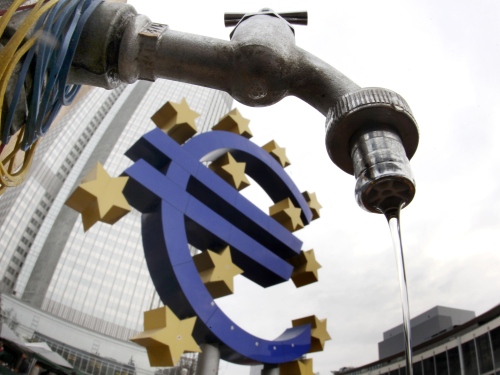 <YONHAP PHOTO-2428> Water runs from a water tap in front of the Euro sculpture at the European Central Bank in Frankfurt, Germany, Thursday, Dec.1, 2011.(AP Photo/Michael Probst)/2011-12-01 23:38:19/ <저작권자 ⓒ 1980-2011 ㈜연합뉴스. 무단 전재 재배포 금지.>\r\n<YONHAP PHOTO-2428> Water runs from a water tap in front of the Euro sculpture at the European Central Bank in Frankfurt, Germany, Thursday, Dec.1, 2011.(AP Photo/Michael Probst)/2011-12-01 23:38:19/ <저작권자 ⓒ 1980-2011 ㈜연합뉴스. 무단 전재 재배포 금지.>
