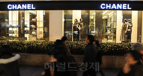 샤넬매장.<br />이상섭 기자. babtong@heraldm.com 2011.12.01\r\n‘여성들의 로망’인 샤넬 백을 전시한 샤넬 매장. 크기가 작고 누구나 좋아하는 디자인이라 선심성 아이템으로도 인기다. 이상섭 기자/babtong@heraldm.com