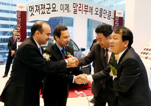 한국지엠은 1일, 서울 삼성동 영동대로에 서울지역 첫 대형 쉐보레대리점을 열었다. 한국지엠은 연말까지 전국 쉐보레 판매네트워크의 재정비를 완료할 계획이다.(한국지엠 제공)