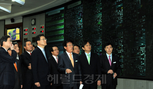 2일 오전 서울 삼성동 동절기전력수급상환을 점검하기 위해 전력거래소를 찾은 홍석우 지식경제부장관이 중앙급전소에서 전력수급상황에 대한 설명을 듣고 있다./ 안훈기자 rosedale@ 2011.12.02\r\n2일 오전 서울 삼성동 동절기전력수급상환을 점검하기 위해 전력거래소를 찾은 홍석우 지식경제부장관이 중앙급전소에서 전력수급상황에 대한 설명을 듣고 있다./ 안훈기자 rosedale@ 2011.12.02\r\n2일 오전 서울 삼성동 동절기전력수급상환을 점검하기 위해 전력거래소를 찾은 홍석우 지식경제부장관이 중앙급전소에서 전력수급상황에 대한 설명을 듣고 있다./ 안훈기자 rosedale@ 2011.12.02\r\n2일 오전 서울 삼성동 동절기 전력수급 상황을 점검하기 위해 전력거래소를 찾은 홍석우 지식경제부 장관이 중앙급전소에서 전력수급 상황에 대한 설명을 듣고 있다. 안훈 기자/rosedale@heraldm.com